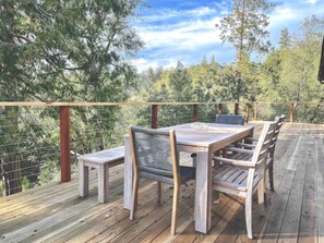 Outdoor dining - Recently remodeled spacious cabin in a serene forest setting (Mariposa)