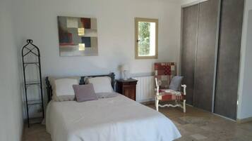 1 chambre, chambres insonorisées, fer et planche à repasser