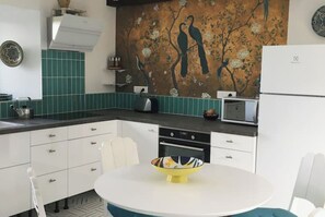 Réfrigérateur, four à micro-ondes, un four, surface de cuisson