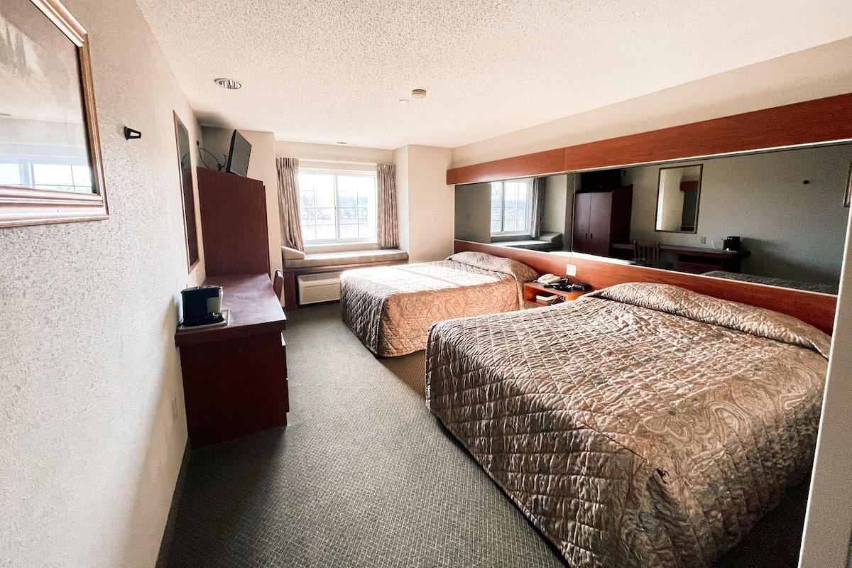 Double Room, 2 Queen Beds, Smoking, Private Bathroom | Living area