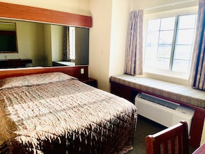 Individually furnished, desk, laptop workspace, iron/ironing board - Welcome Inn & Suites (Robinsonville)