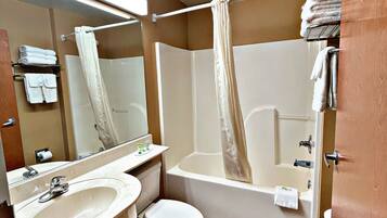 Combined shower/tub, rainfall showerhead, towels