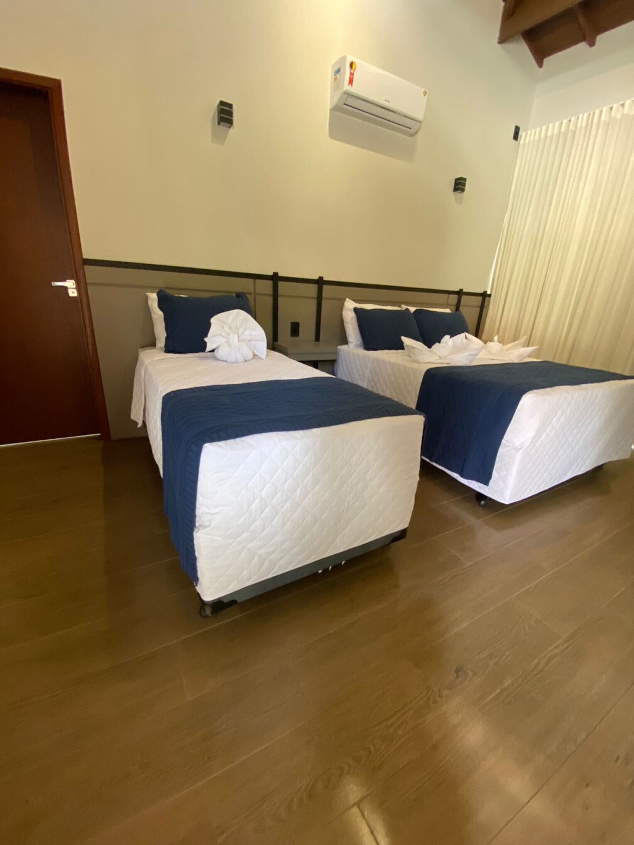 Minibar, tabla de planchar con plancha, wifi gratis