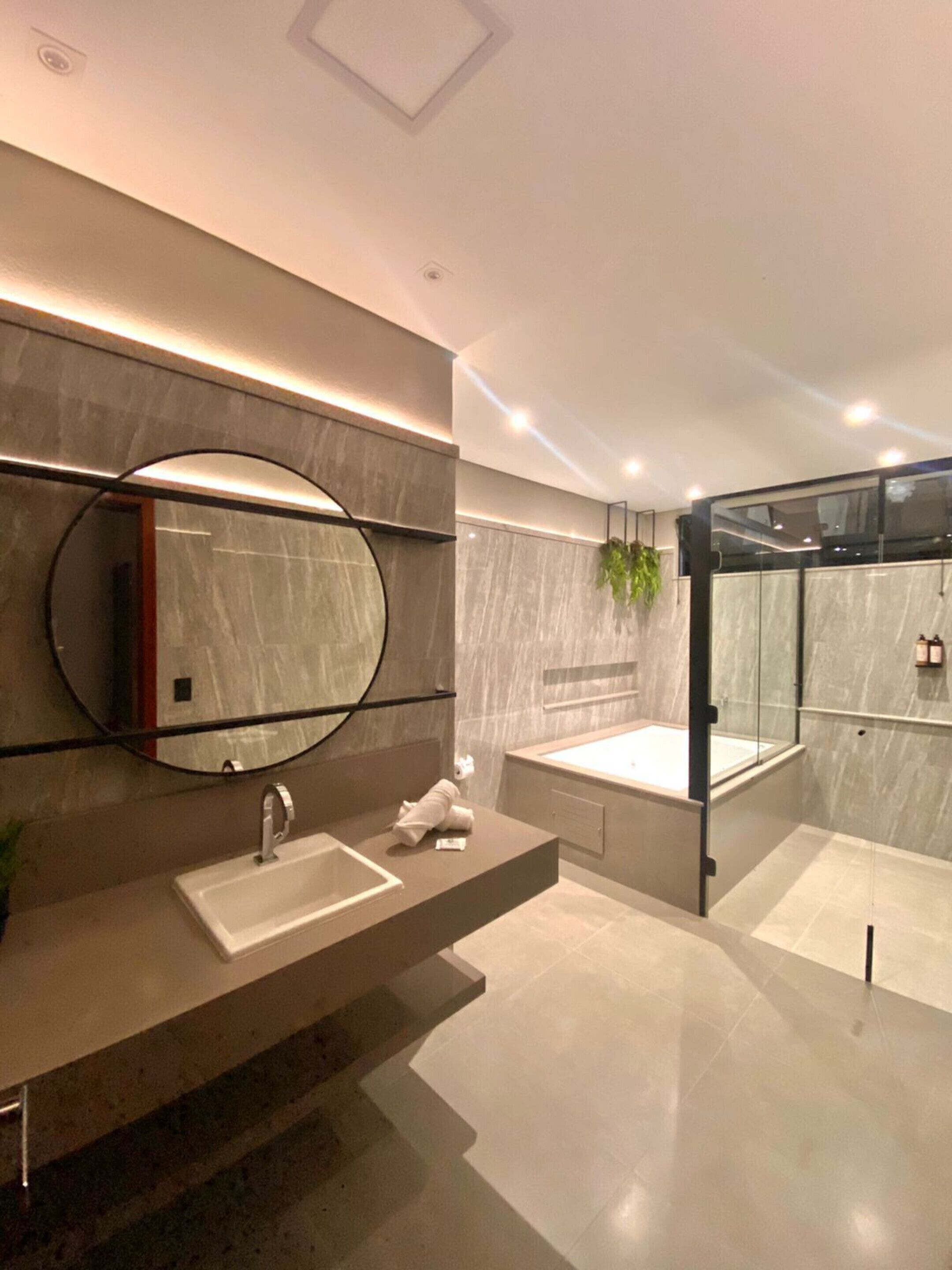 Baño | Secador de pelo, toallas, jabón y champú