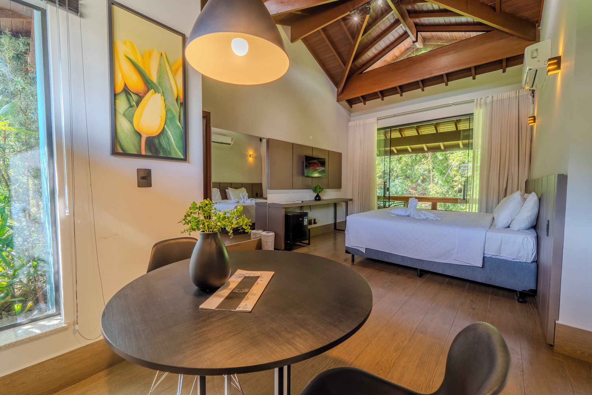 Quarto casal premium | Frigobar, ferros/tábuas de passar roupa, Wi-Fi de cortesia