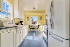Fridge, microwave, oven, stovetop - Downtown Charmer · Downtown Charmer, cozy cottage for up to 4 people (Walla Walla)