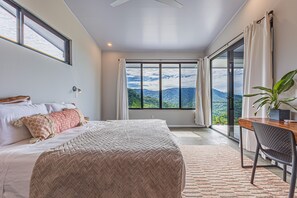 4 chambres, coffre-fort, bureau, fer et planche à repasser