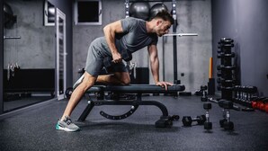 A gym with a man performing a squat exercise. - Jaff Hotels & SPA Nişantaşı (Istanbul)