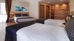 A hotel room with two beds, a nightstand, a desk, a painting, and a wardrobe. - Jaff Hotels & SPA Nişantaşı (Istanbul)