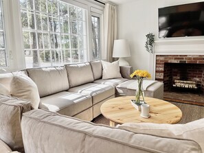 Smart TV, books, stereo - The Haven · Charming Family Friendly Cape Cod Retreat 5 Min to Beach & More (West Yarmouth)