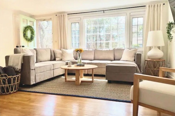 Smart-tv, böcker och en stereo