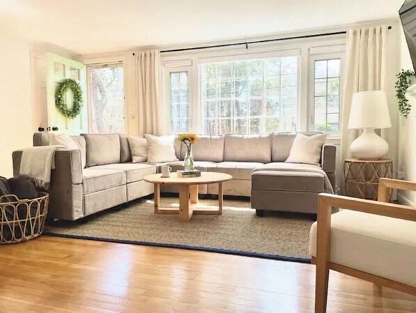 Smart TV, books, stereo - The Haven · Charming Family Friendly Cape Cod Retreat 5 Min to Beach & More (West Yarmouth)