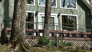 Une maison avec un toit à pignon, de nombreuses fenêtres et une cheminée.