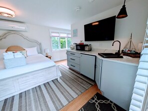 1 habitación, tabla de planchar con plancha y cuna de viaje