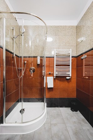 Standard Double Room | Bathroom | Shower, hair dryer, slippers, soap - Hotel Solaris (Torun)
