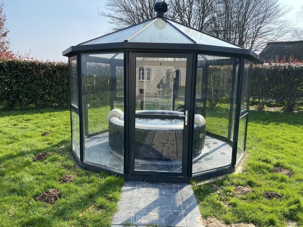 Outdoor spa tub - Villa Normandie for 15 people with Jacuzzi (Saint Pierre des Ifs)
