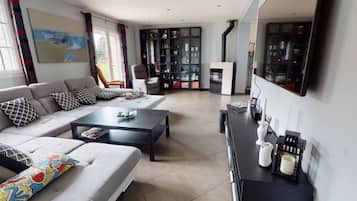 TV connectée, baby-foot, table de tennis de table, livres