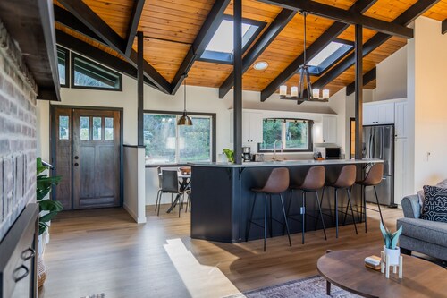 Stunning Oceanview Hillside Home w/ Theater & Spa