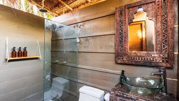 Chambre Design double, 1 très grand lit, vue sur le jardin | Salle de bain | Douche, articles de toilette (gratuits), séchoir à cheveux