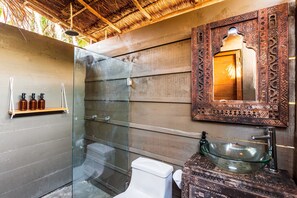 Kamar Double Desain, 1 Tempat Tidur King, pemandangan kebun | Kamar mandi | Shower, perlengkapan mandi gratis, pengering rambut, dan handuk