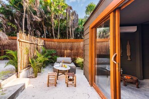 Kamar Double Desain, 1 Tempat Tidur King, pemandangan kebun | Teras/patio