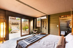 Kamar Double Desain, 1 Tempat Tidur King, pemandangan kebun | Seprai katun Mesir, seprai premium, isi minibar gratis, dan brankas