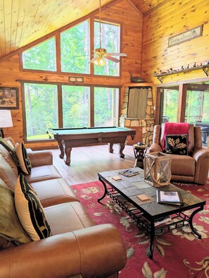 Smart TV, fireplace, DVD player - Vista Ridge Cabin, A Romantic Getaway in Helen, GA (Sautee Nacoochee)