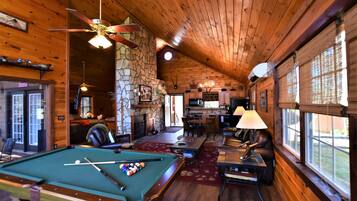 智能電視、壁爐、DVD 播放機