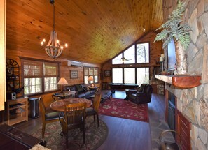 Smart TV, fireplace, DVD player - Vista Ridge Cabin, A Romantic Getaway in Helen, GA (Sautee Nacoochee)