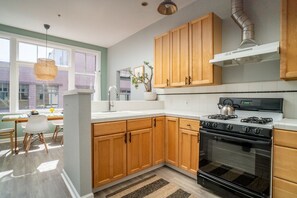 Kjøleskap, mikrobølgeovn, kaffetrakter/tekoker og brødrister