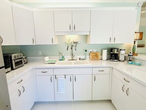 Fridge, microwave, stovetop, coffee/tea maker - Tropical escape in a private guest cottage - 10 min from the beach! (Jupiter)