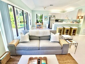 Smart TV - Tropical escape in a private guest cottage - 10 min from the beach! (Jupiter)