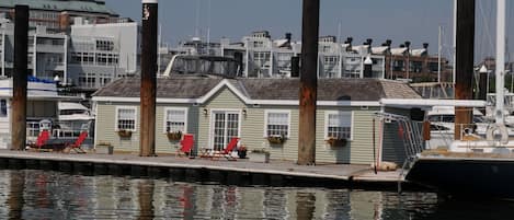 Green Turtle I Houseboat - 2 separate private suites in Boston Harbor!