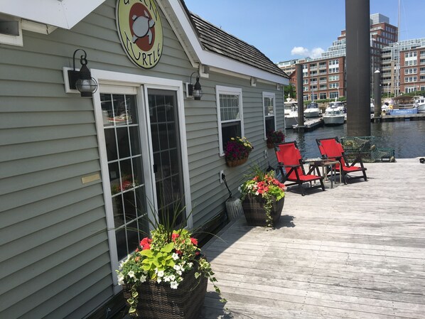 Outdoor dining - Best of Boston Houseboat Heat/AC in Boston Harbor Suite2 -Freedom Trail close by (Boston)
