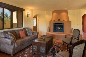 Smart TV, caminetto, lettore DVD, libri