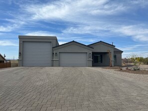 Exterior - 4 Bedroom POOL home (Lake Havasu City)