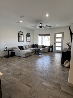 Smart TV - 4 Bedroom POOL home (Lake Havasu City)