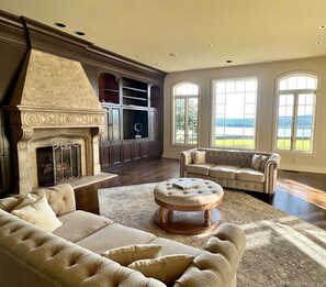 Televisio, takka, pöytäjalkapallopöytä, pöytätennispöytä