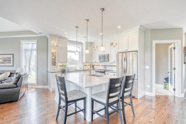 Réfrigérateur, four à micro-ondes, un four, surface de cuisson