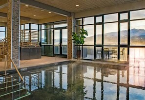 Una piscina techada, una piscina al aire libre