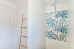 Douche, séchoir à cheveux, savon, papier de toilette