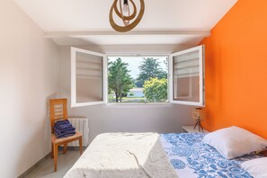 4 quartos, ferros/tábuas de passar roupa, berço de viagem