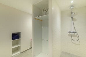 Dusche, Haartrockner, Seife, Toilettenpapier