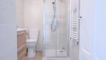 Douche, sèche-cheveux, serviettes fournies, papier toilette