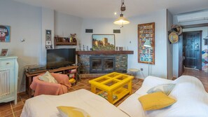 TV, lareira, DVD player, aparelho de som