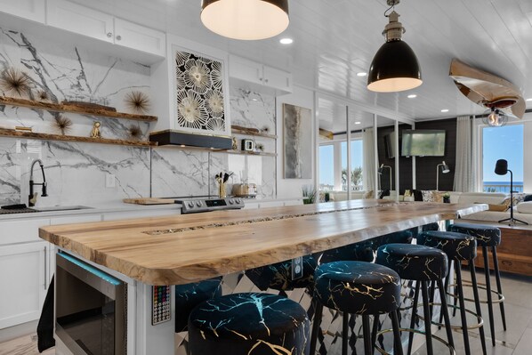 Réfrigérateur, four à micro-ondes, un four, surface de cuisson