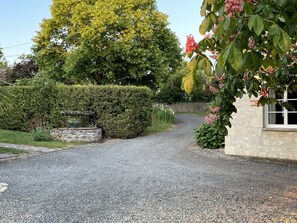 Property grounds - Country house with swimming pool and slide, golf course 6km (Saint Pastour)
