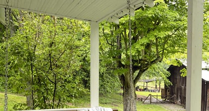 1887 West Virginia Farm House-Strawberry Farm B&B