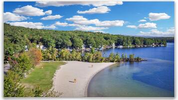 Playa en los alrededores, camastros y toallas de playa