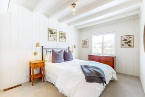 3 bedrooms, travel crib, free WiFi, bed sheets